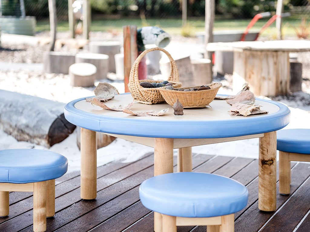 outdoor loose parts play on the nature table of the meerilinga ballajura early learning program. A wonderufl alternative to childcare, give your child the attention they need in this close knit community pre-kindy